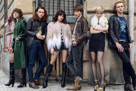 Christiane (Jana McKinnon, li.) und ihre 