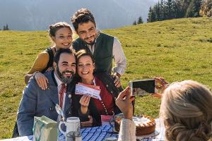 "Servus, Schwiegersohn!": Toni (Adnan Maral, sitzend) mit Ehefrau Anne (Jule Ronstedt), Tochter Franzi (Lena Meckel, stehend...