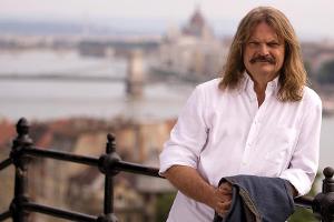 Leslie Mandoki ist mit dem Doppelalbum "Living in the Gap + Hungarian Pictures" seiner Mandoki Soulmates zurück