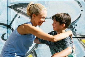 "Alles was zählt": Lena vergisst über Alexanders Abschied kurz den Stress wegen des Pumpwerks