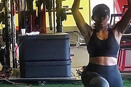 Michella Obama führt konzentriert ihre Fitnessübung aus