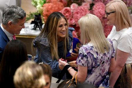 Sarah Jessica Parker trifft sich mit ihren Fans und signiert Schuhe ihrer Kollektion
