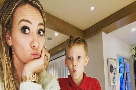 Hilary Duff hilft ihrem Sohn bei den Hausaufgaben