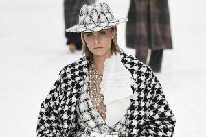 Cara Delevingne im angesagten Hahnentritt-Muster