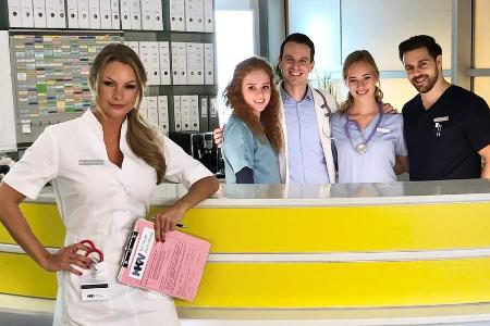 Jana Schölermann (l.) mit ihren Kollegen am Set der RTL-Serie 