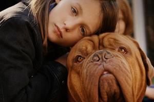 "Meine Nachbarn mit dem dicken Hund": Saphir (Theodora Tetzlaff) und die Hündin Frau Hirschberger sind ein Herz und eine Seele