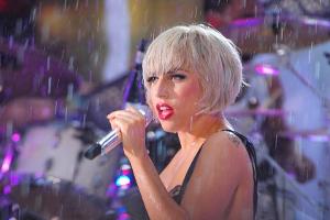 Lady Gaga fällt in Las Vegas von der Bühne