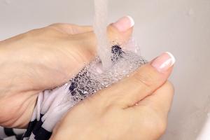 Mit diesen Tricks lassen sich Flecken schnell und einfach entfernen - ganz ohne Chemie!