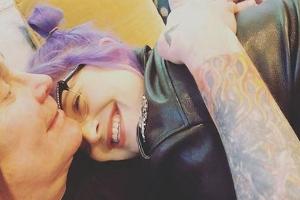 Kelly Osbourne genießt die Streicheleinheiten ihres Vaters Ozzy