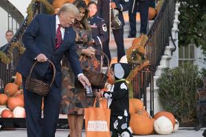 US-Präsident Donald Trump und First Lady Melania Trump feiern Halloween im Weißen Haus