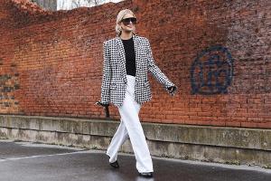 Mode-Bloggerin Caro Daur setzt auf eine angesagte Marlenehose in Weiß