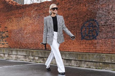 Mode-Bloggerin Caro Daur setzt auf eine angesagte Marlenehose in Weiß