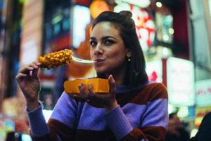 Schauspielerin Janina Uhse schlemmt sich gern durch die Kulinarik dieser Welt, so auch in Japan