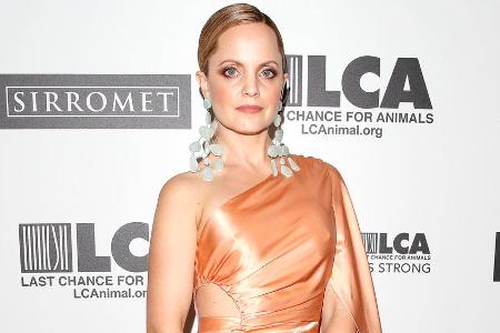 Mena Suvari setzt ihre schlanken Kurven gekonnt in Szene