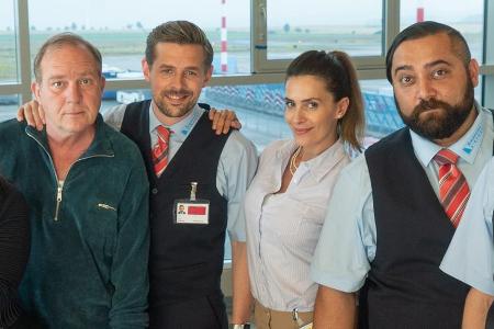 Klaas Heufer-Umlauf (Mitte) stand mit seiner Partnerin Doris Golpashin vor der Kamera.