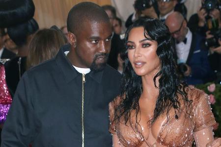 Kanye West und Kim Kardashian haben ihr Ehegelübde erneuert - und ihre Familienplanung abgeschlossen.
