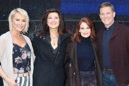 Josie Bissett (v.l.), Daphne Zuniga, Laura Leighton und Doug Savant posieren zusammen in New York