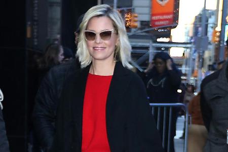 Elizabeth Banks mag es farbenfroh