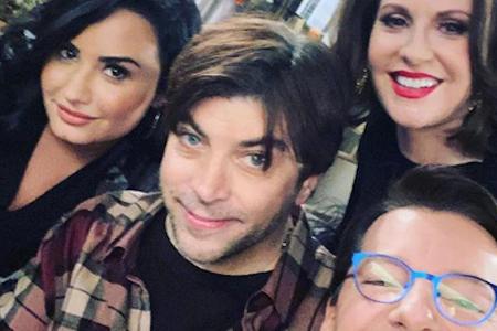 Hatten Spaß bei der Arbeit: Demi Lovato (links), Megan Mullally (2. v. rechts) und Sean Hayes (rechts)