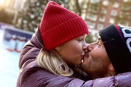 David Beckham und seine Tochter Harper geben sich ein Küsschen