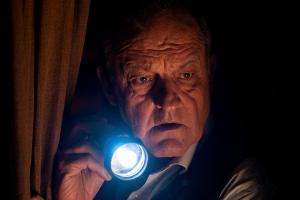 "Wilsberg: Schutzengel": Georg Wilsberg (Leonard Lansink) hört verdächtige Geräusche aus seinem Antiquariat