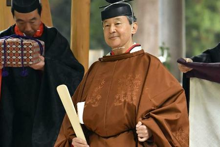 Kaiser Naruhito im traditionellen Kimono Korozen no goho