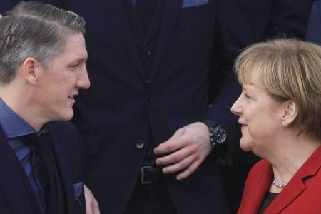Bastian Schweinsteiger und Angela Merkel in Berlin