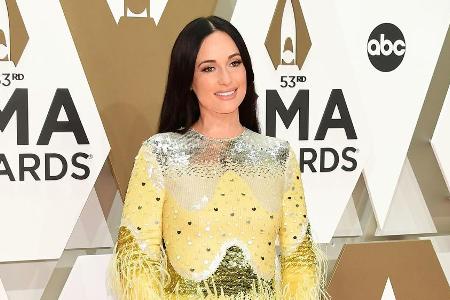 Kacey Musgraves setzte auf ein funkelndes Federkleid