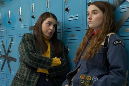 Beanie Feldstein (l.) alias Molly und Kaitlyn Dever alias Amy in 