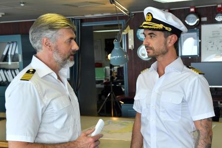 Der neue Kapitän Max Parger (Florian Silbereisen, r.) muss Staff-Kapitän Martin Grimm (Daniel Morgenroth, l.) erst einmal vo...