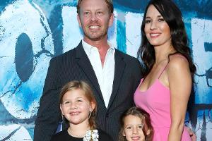 Ian Ziering mit Erin und den Töchtern bei einem gemeinsamen Auftritt