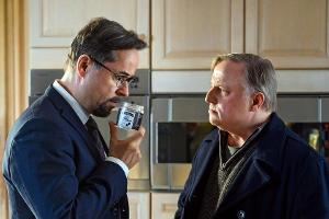 Riecht verdächtig? Boerne (Jan Josef Liefers, l.) und Thiel (Axel Prahl) untersuchen eine Dose Lakritz im Haus des Opfers