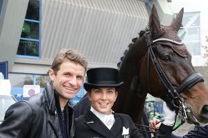 Thomas Müller freut sich mit seiner Frau Lisa über ihren Sieg