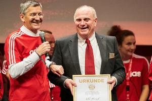 Uli Hoeneß (r.) bei seiner Verabschiedung mit dem neuen Bayern-Präsidenten Herbert Hainer