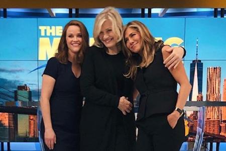 Reese Witherspoon (li.) und Jennifer Aniston (re.) freuten sich über Besuch von Diane Sawyer