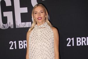Sienna Miller erschien zu einer Filmvorführung in einem Boho-Kleid