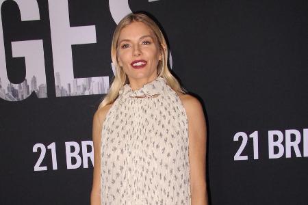 Sienna Miller erschien zu einer Filmvorführung in einem Boho-Kleid