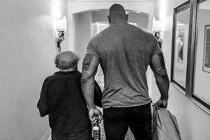 Dwayne Johnson (r.) wünscht Danny DeVito alles Gute