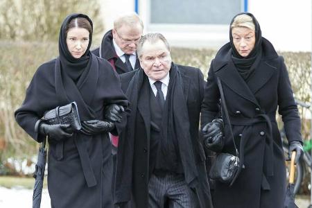 Fritz Wepper beim Gang zur Beerdigung seiner verstorbenen Frau Angela, gestützt von Tochter Sophie (l.) sowie seiner Stiefto...