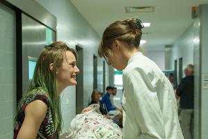 "Stumme Schreie": Nicole (Hanna Hilsdorf, l.) ist außer sich, als ihr Baby kein Lebenszeichen von sich gibt - Ärztin Jana (N...