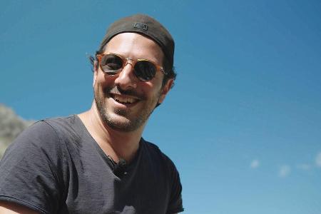 Fahri Yardim geht für seine neue Doku-Serie auf die Suche nach Glückskonzepten