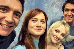 "Harry Potter"-Stars vereint: Evanna Lynch (r.) mit Bonnie Wright (l.) sowie den Zwillingen James und Oliver Phelps