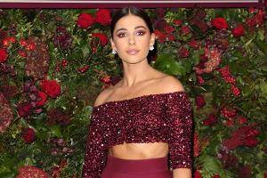 Naomi Scott auf dem roten Teppich des London Coliseum