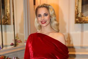 Silvia Schneider zieht mit ihrem roten Kleid alle Blicke auf sich