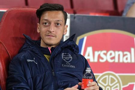 Mesut Özil auf der Bank des FC Arsenal