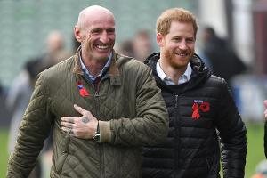 Gut gelauntes Duo: Rugby-Fan Prinz Harry und Rugby-Star Gareth Thomas beim Besuch im Londoner Stadion "The Stoop"