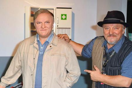 Axel Prahl (r.) mit seiner Wachsfigur bei Madame Tussauds in Berlin