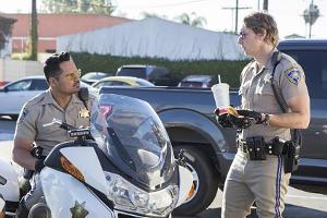 "CHiPs": Frank "Ponch" Poncherello (Michael Peña, l.) ist nicht begeistert von Jon Baker (Dax Shepard)