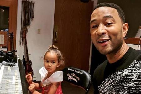 John Legend sitzt mit seiner Tochter Luna im Tonstudio
