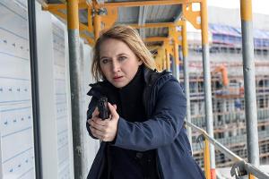 "Solo für Weiss - Für immer schweigen": Nora Weiss (Anna Maria Mühe) verfolgt einen Verdächtigen